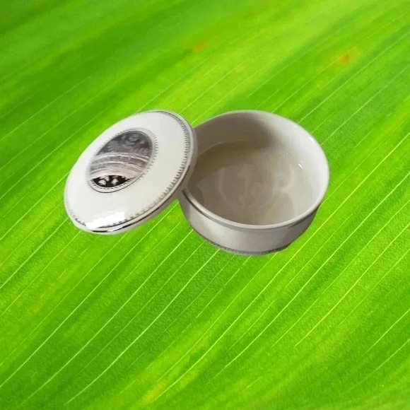 Mikasa 41/4 Inch Covered Trinket Box Christmas wht/silver - Picture 2 of 5